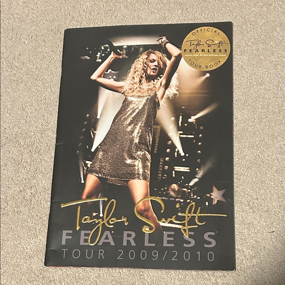 Official Taylor Swift Fearless Tour Book